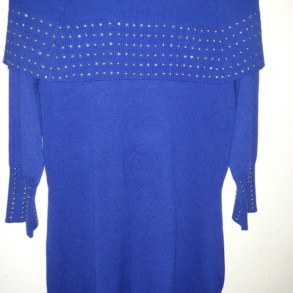 Questions Blue swoop neck sweater. - Picture 5 of 5